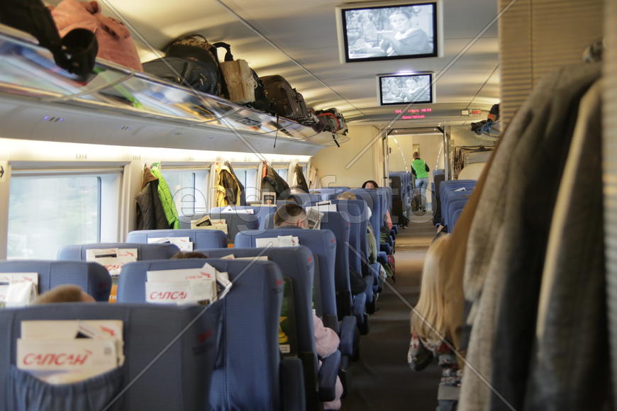 Пассажиры скоростного поезда  Сапсан. Санкт-Петербруг