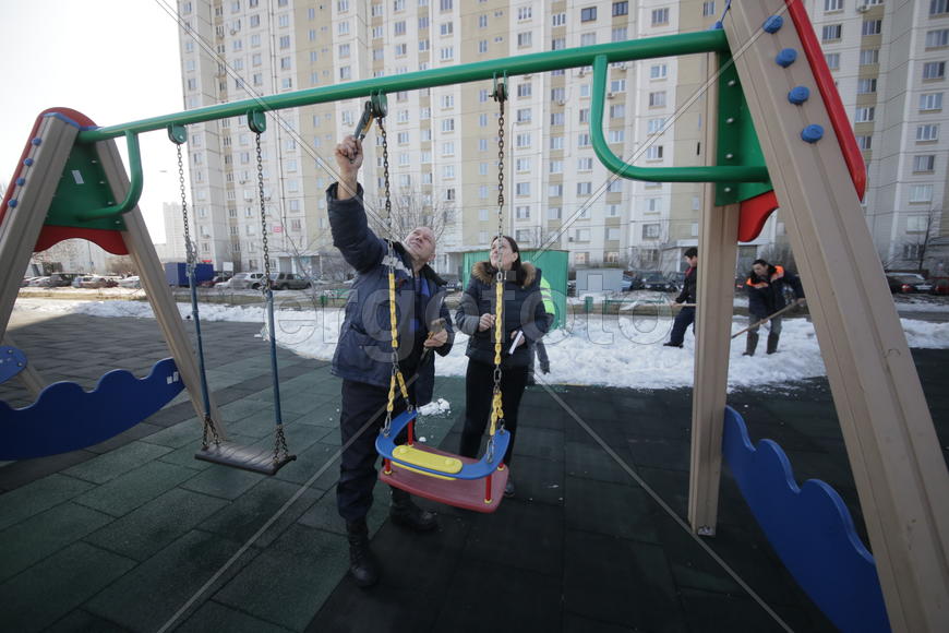 Инженер по благоустройству РЭУ-5 управы Люблино Ольга Лебедева и плотник РЭУ-5 Иван Алексеев