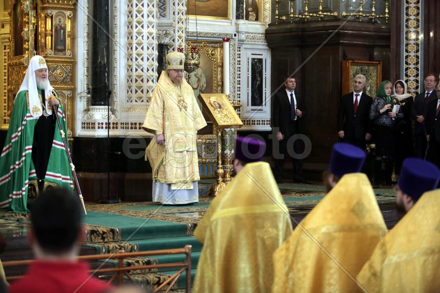 Патриарх Кирилл совершает службу в Храме Христа Спасителя. Москва. Россия