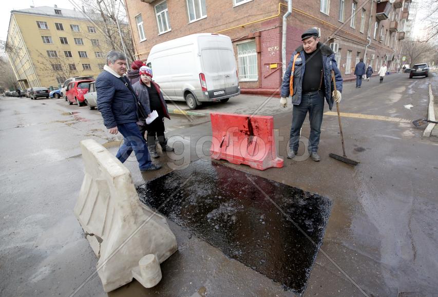 Ямочный ремонт дорог, Рабочие следят за только что уложенным асфальтом 