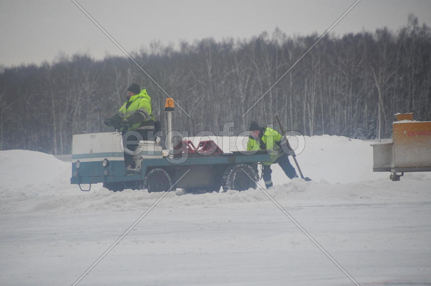 Уборка снега в аэропорту Домодедово 14
