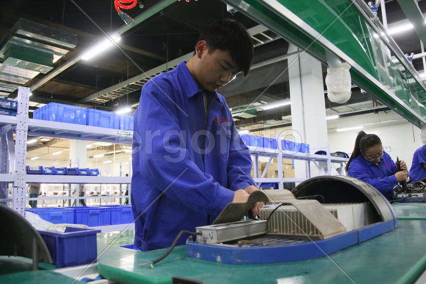 Китай, город Ланьчжоу. Завод по производству светодиодов.