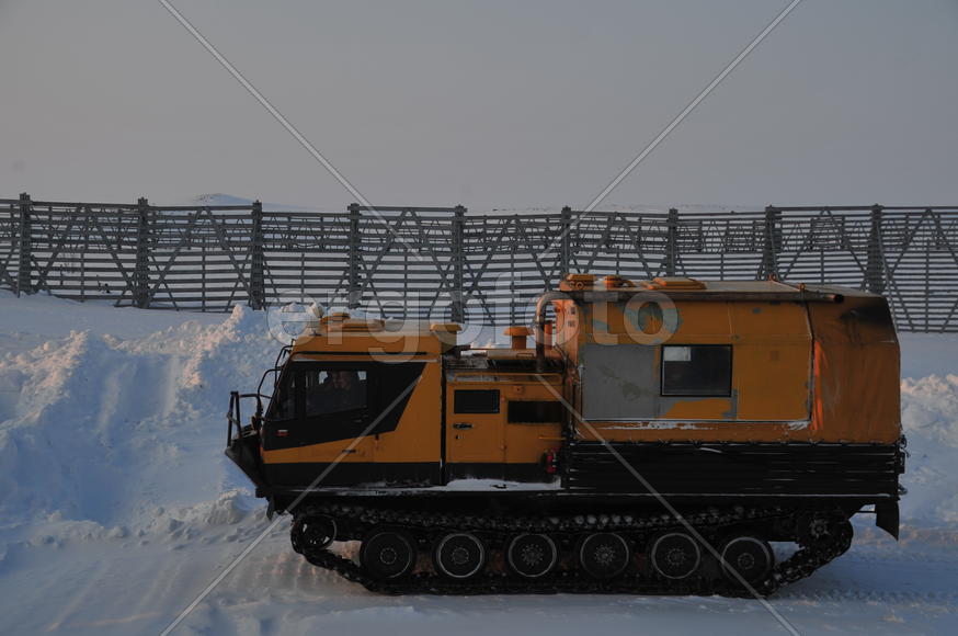 СНегоудерживающие заборы. Ямало-ненецкий  автономный округ. Город Салехард, поселок Лабытнанги. фото