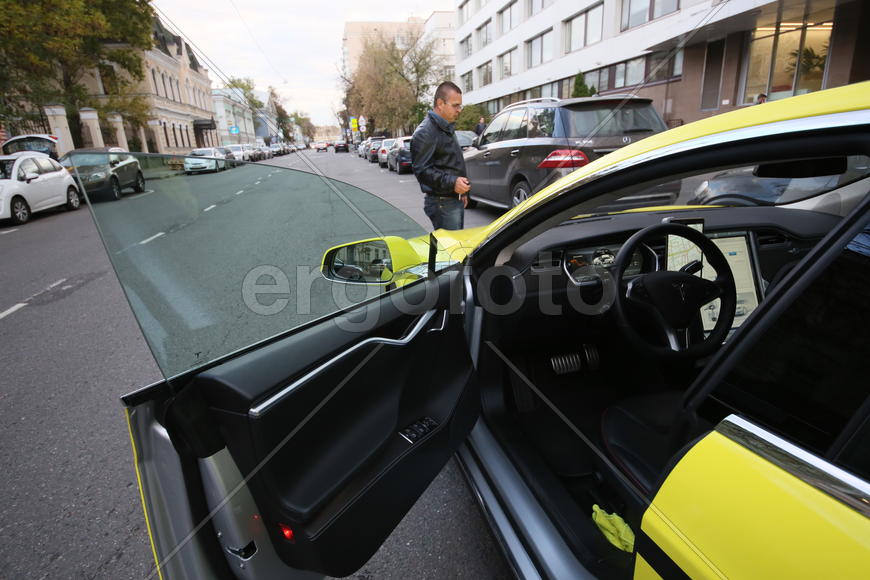 Первое в России электротакси. Электромобиль Tesla. Первый раз в Тесле