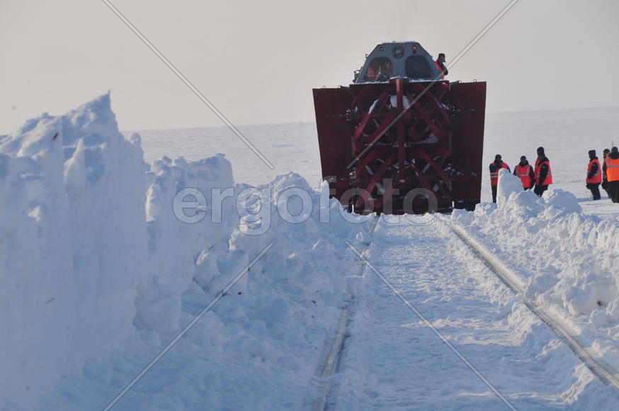Чистка снега в тундре. Ямало-ненецкий  автономный округ. Город Салехард, поселок Лабытнанги. фото Се