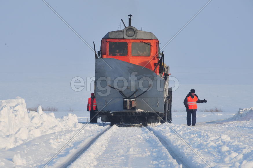 Чистка снега в тундре. Ямало-ненецкий  автономный округ. Город Салехард, поселок Лабытнанги. фото Се