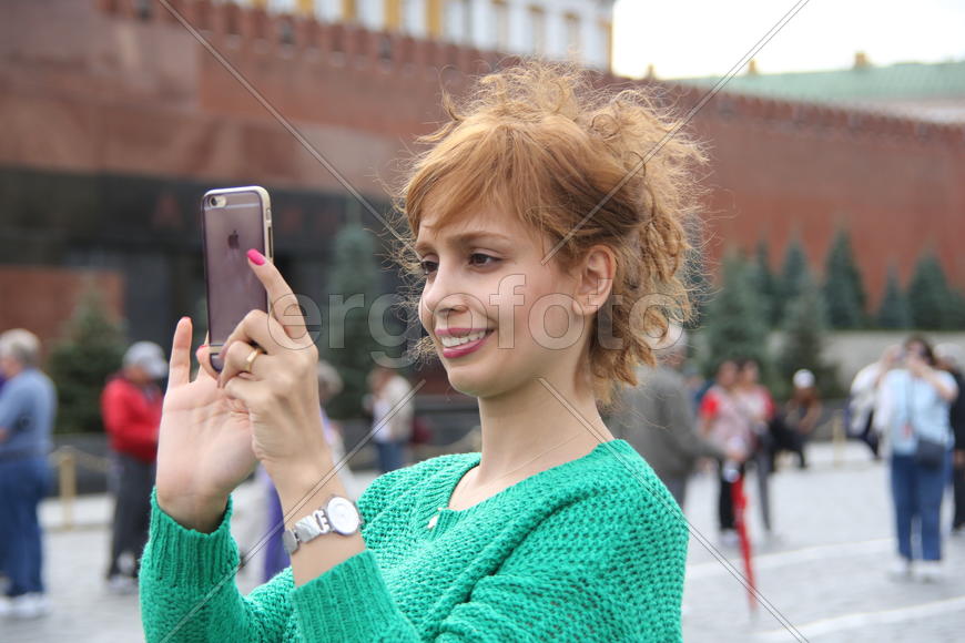 Девушка с телефоном