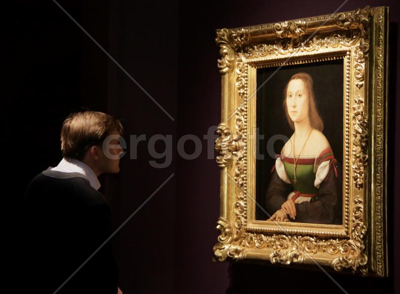 Выставка Рафаэля в ГМИИ им. А.С.Пушкина.  Посетители внимательно изучают шедевры художника