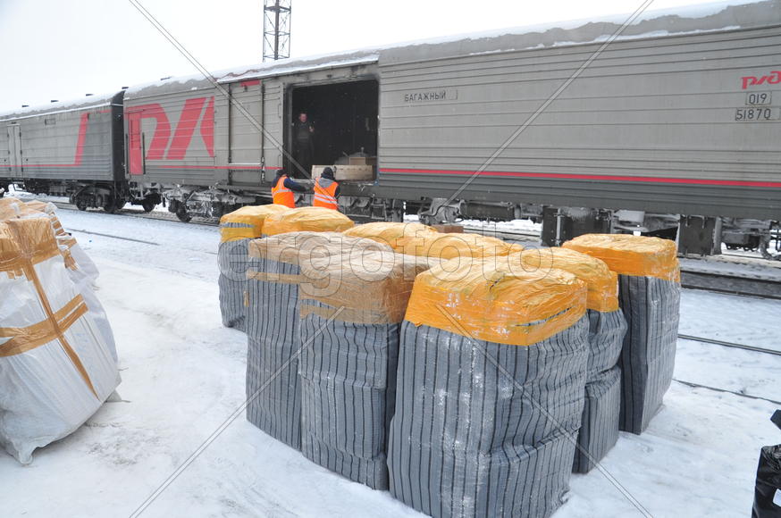 Разгрузка почты на станции Лабытнанги Ямало-ненецкий  автономный округ. Город Салехард, поселок Лабы