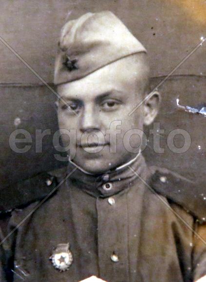 Участник обороны Москвы Юрий Семичковский в молодости на черно-белой фотографии