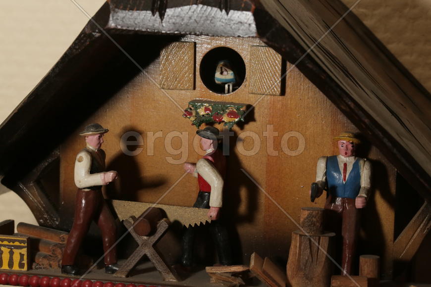 Старинные коллекционные часы с кукушкой, вырезанные из дерева 