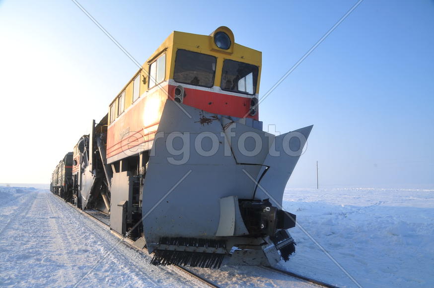 Чистка снега в тундре. Ямало-ненецкий  автономный округ. Город Салехард, поселок Лабытнанги. фото Се