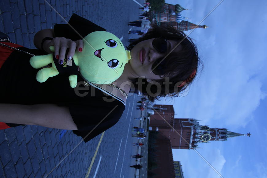 Китайская туристка на Красной площади с игрушкой