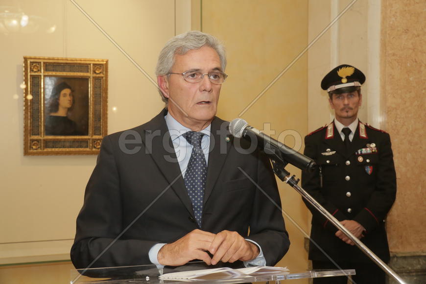 Посол Италии в России Чезаре Мария Рагальини у картины Рафаэля.