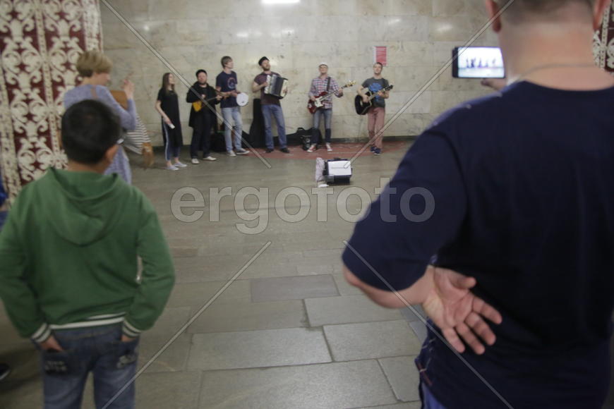 Музыканты ансамбля "Люди вольные" выступают на станции метро "Комсомольская". Москва. Россия 