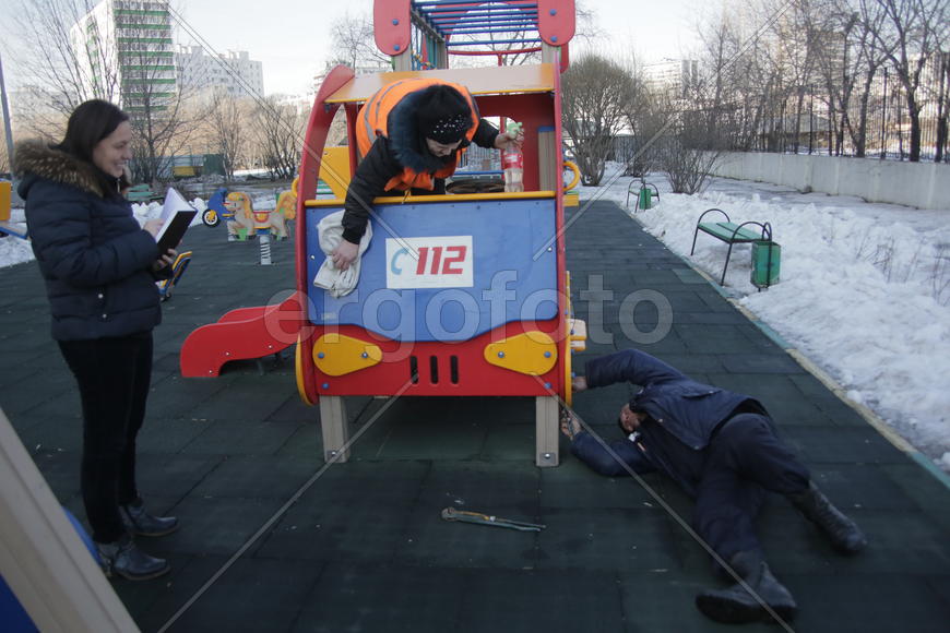 Инженер по благоустройству РЭУ-5 Ольга Лебедева, плотник РЭУ-5 Иван Алексеев и смотритель Валентина 