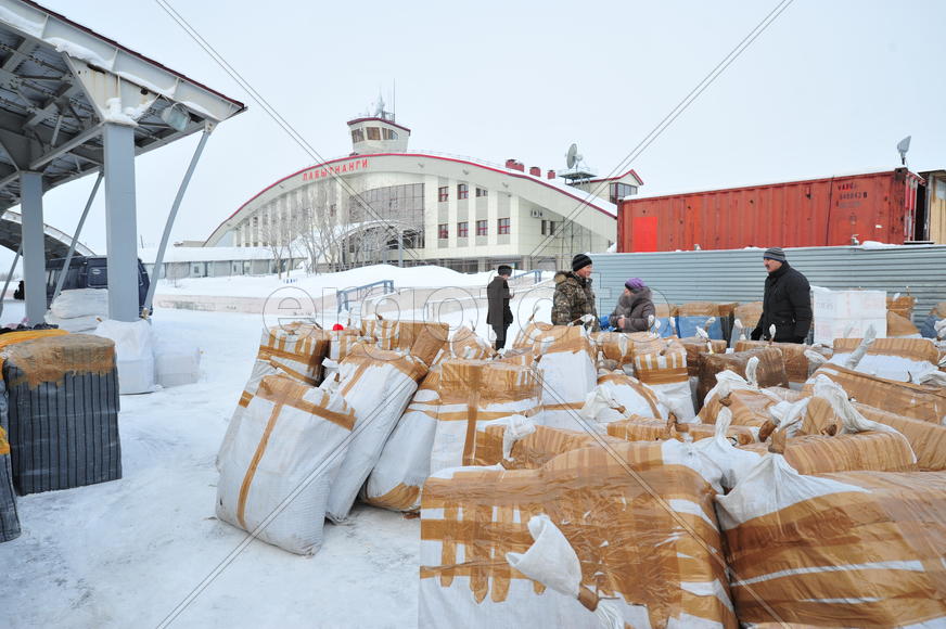Разгрузка почты на станции Лабытнанги Ямало-ненецкий  автономный округ. Город Салехард, поселок Лабы