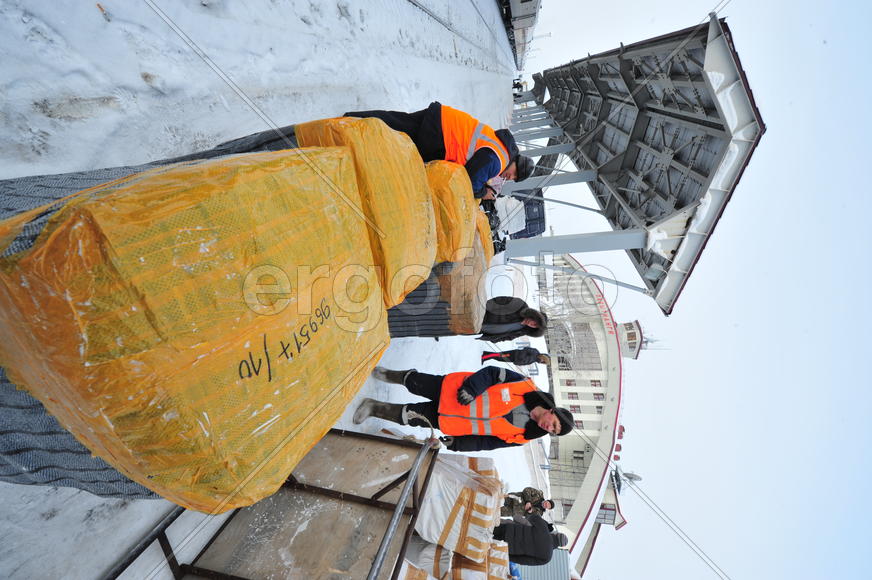 Разгрузка почты на станции Лабытнанги Ямало-ненецкий  автономный округ. Город Салехард, поселок Лабы