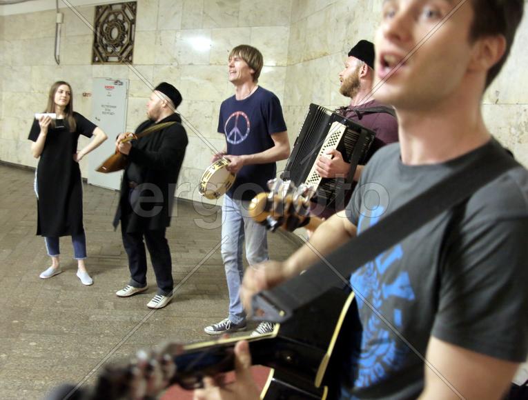 Музыканты ансамбля "Люди вольные" выступают на станции метро "Комсомольская". Москва. Россия 