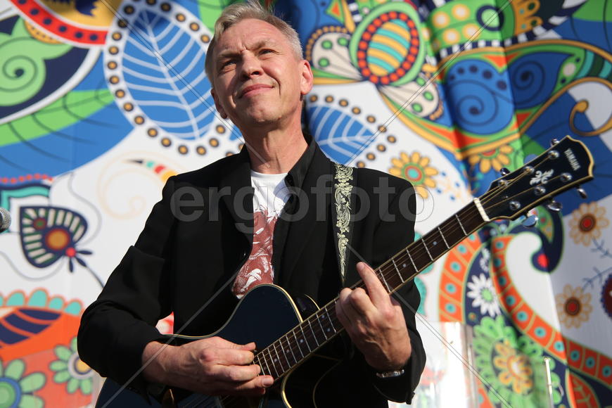 Мужчина играет на гитаре