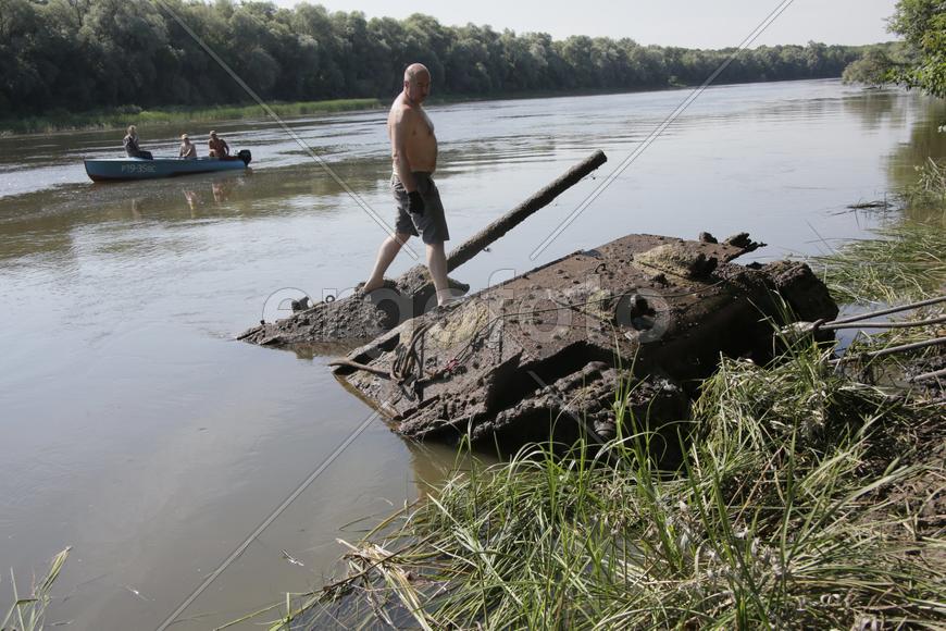 Пробный подъем танка Т-34 из реки Дон, 13 июля 2016 года. 