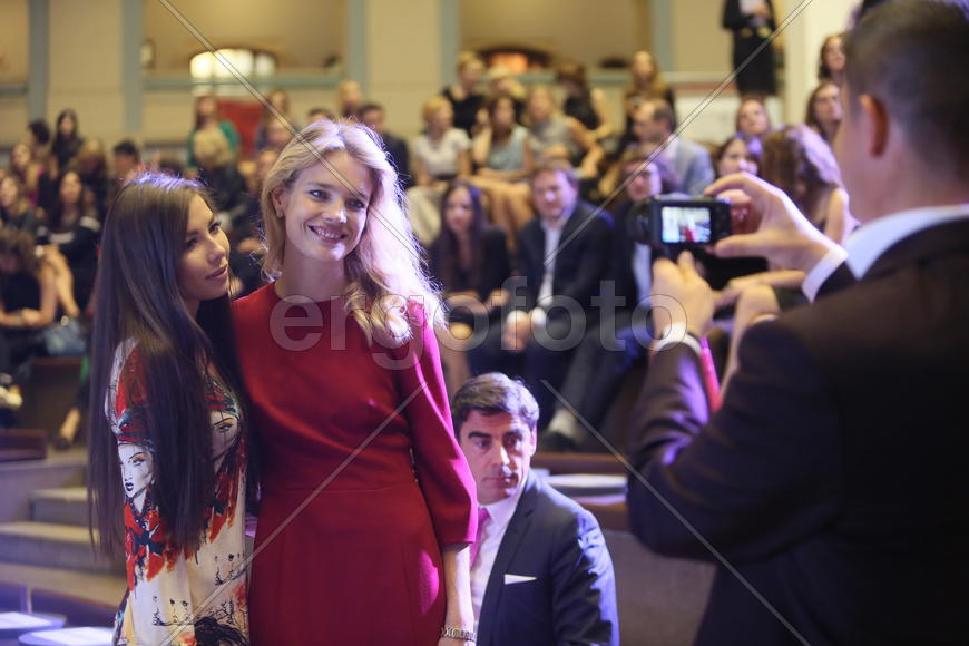 Наталия Водянова на благотвортиельном аукционе на арт-ярмарке Cosmoscow 