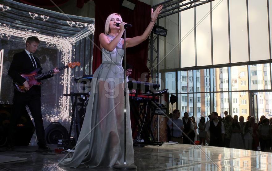 Певица Полина Гагарина на концерте в Кунцево-плаза