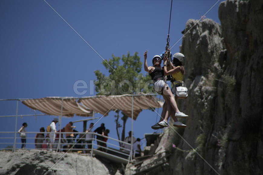 Спуск туристов по канатному подъемнику. Ливан 