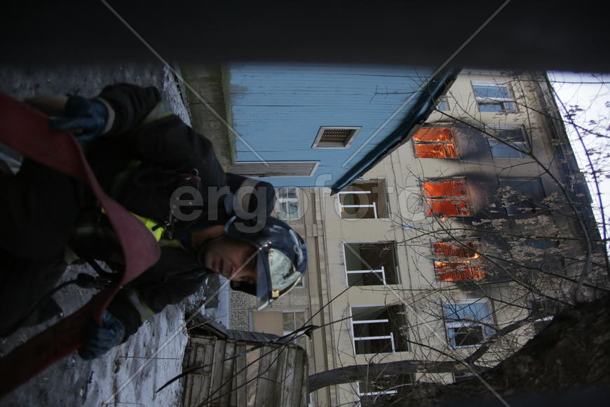 Пожар в выселенном под снос здании по ул.Сосинская