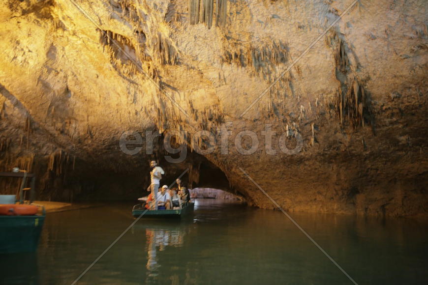 Ливан. Подземная пещера. Туристы на прогулочной лодке. 