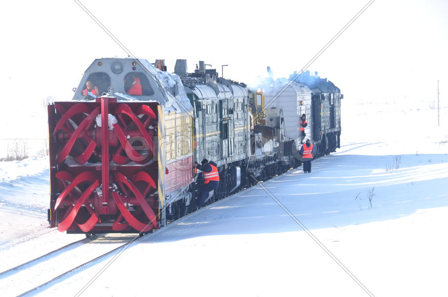 Чистка снега в тундре. Ямало-ненецкий  автономный округ. Город Салехард, поселок Лабытнанги. фото Се