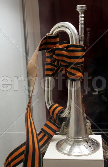 Выставка "К пользе и славе России" в ГИМ. Серебряная труба в георгиевской ленте 