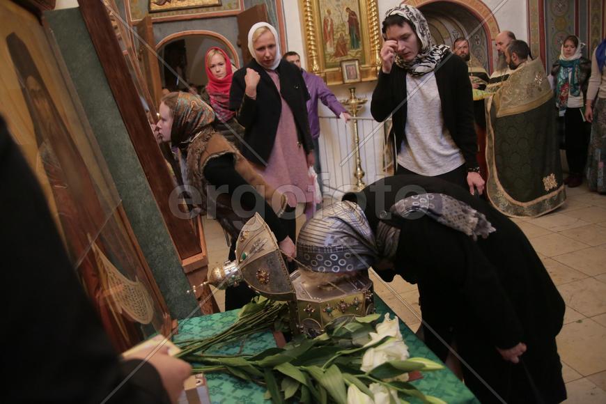 Мощи  русского святого, преподобного Силуана Афонского в в храме Великомученика Никиты 