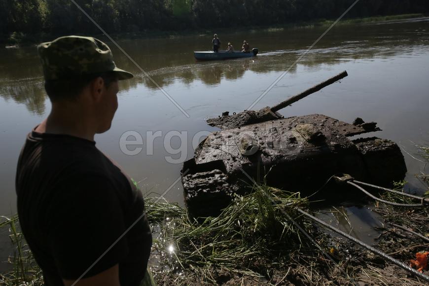 Пробный подъем танка Т-34 из реки Дон, 13 июля 2016 года. 