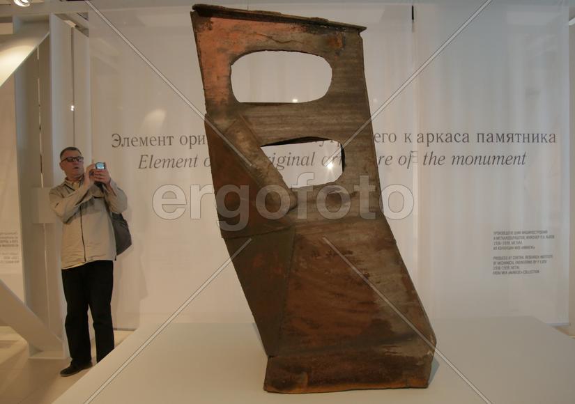 Оригинальный элемент каркаса памятника "Рабочий и колхозница"