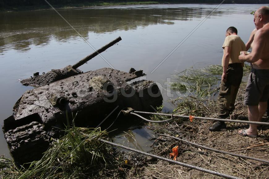 Пробный подъем танка Т-34 из реки Дон, 13 июля 2016 года. 