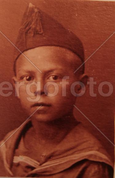 Участник обороны Москвы Юрий Семичковский в молодости на старой фотографии 