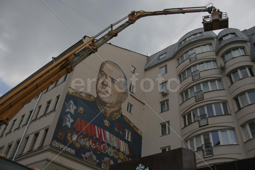 На ул.Арбат, дом 17  в рамках реализации городского проекта "Артфасад" совместно с художниками  JIM-