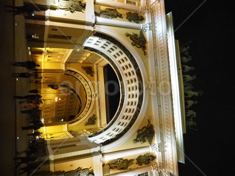 Достопримечательности Санкт-Петербурга освещенные ночной подсветкой 