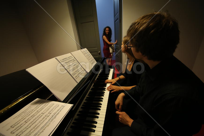 Перфоманс Анники Карс "Двое играют на одном"