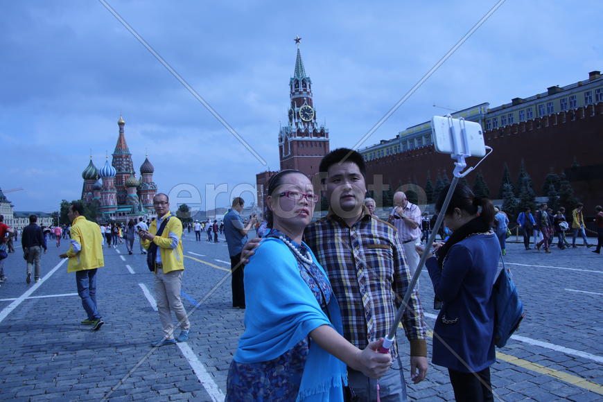 Китайские туристы на Красной площади делают селфи