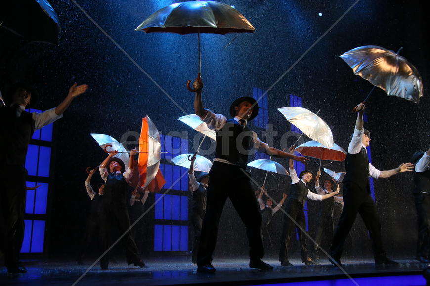 Премьера мюзикла "Поющие под дождем"