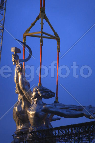 Реставрация статуи "Рабочий и колхозница"