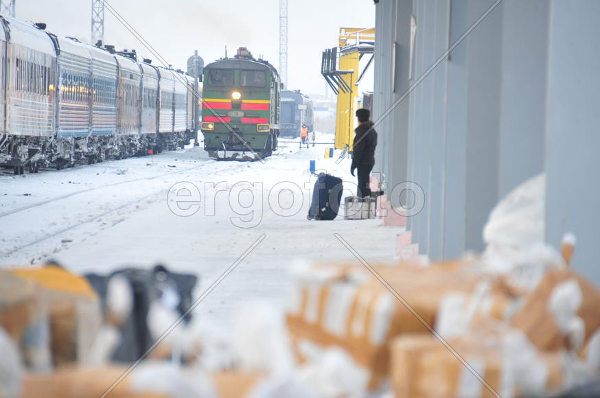 Разгрузка почты на станции Лабытнанги Ямало-ненецкий  автономный округ. Город Салехард, поселок Лабы