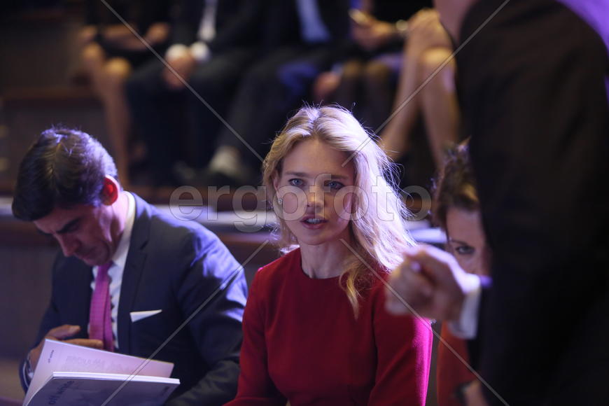 Наталия Водянова на благотвортиельном аукционе на арт-ярмарке Cosmoscow 