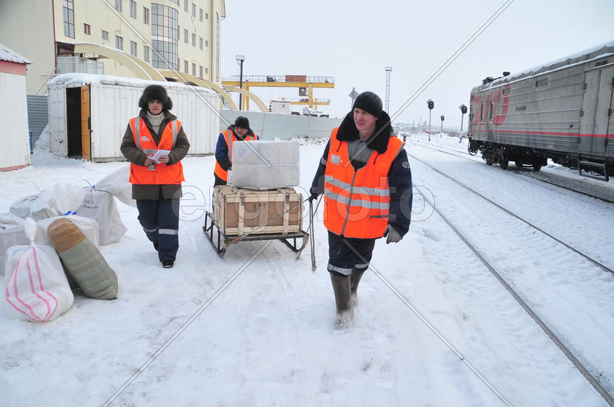 Разгрузка почты на станции Лабытнанги Ямало-ненецкий  автономный округ. Город Салехард, поселок Лабы