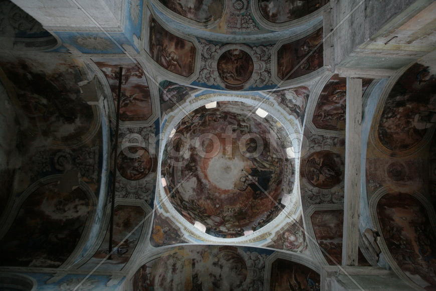 Юрьев-Польский, Владимирская область, 
Георгиевская церковь, построена в середине 13 века. Стены ук