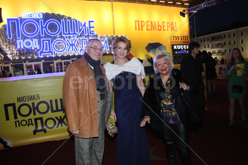 Композитор Александр Журбин перед началом мюзикла "Поющие под дождем" в Москве.