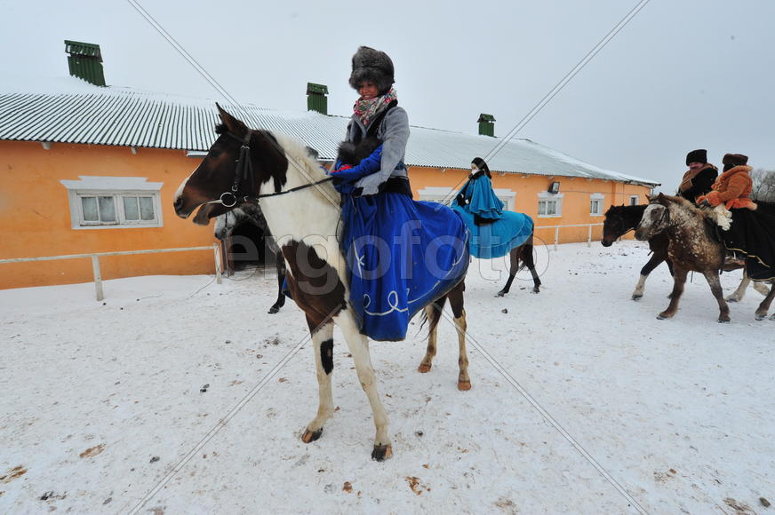 Реконструкция конной охоты с тремя борзыми и одной гончей в клубе Аванпост. фйото Сергей Шахиджанян 