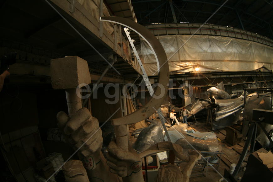 Реставрация статуи "Рабочий и колхозница"